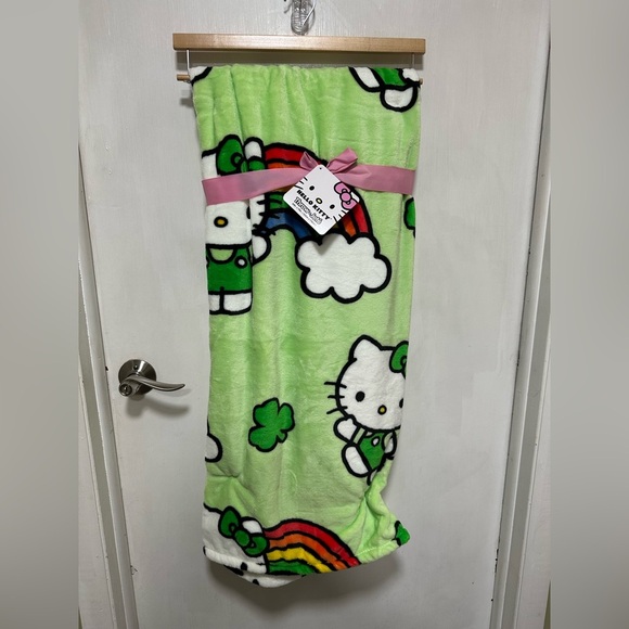 *CLEARANCE* NWT Hello Kitty St. Patrick's Day GREEN RAINBOW SHAMROCK Throw - Picture 1 of 6
